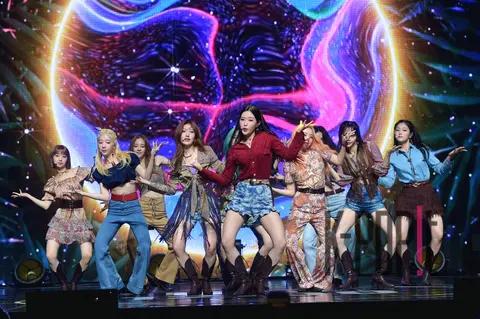 LOONA — LOONA Showcase