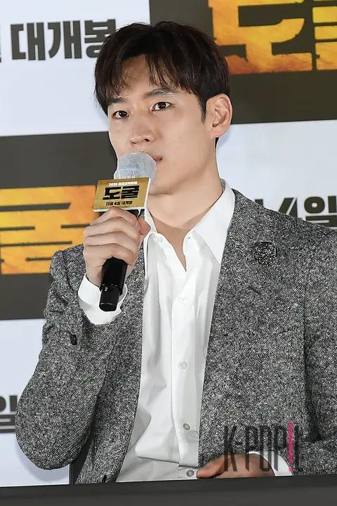 Lee Je-hoon — Excavation Press Screening