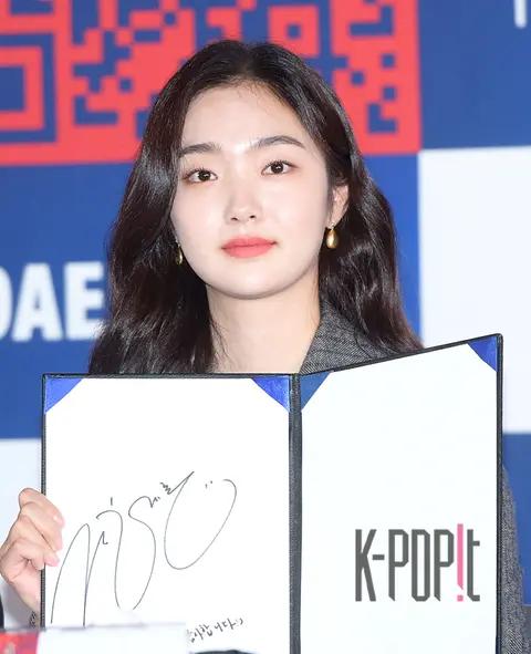 Kim Hye-jun — Blue Dragon Film Awards Handprinting