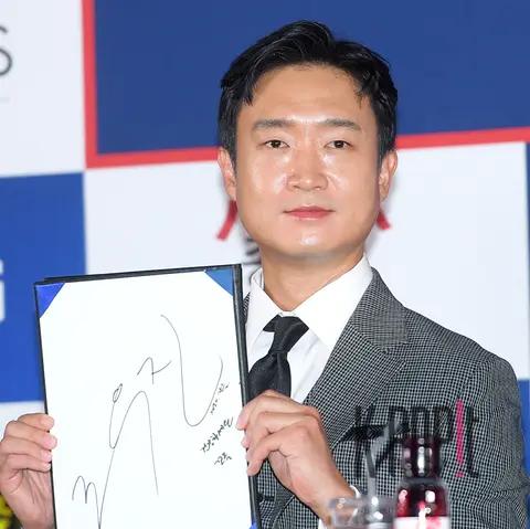 Cho Woo-jin — Blue Dragon Film Awards Handprinting