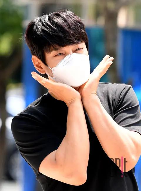 Hwang Chi-yeul — Arrival
