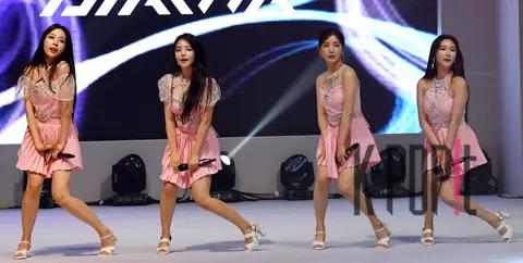 Brave Girls — Daiwa Fashion Show