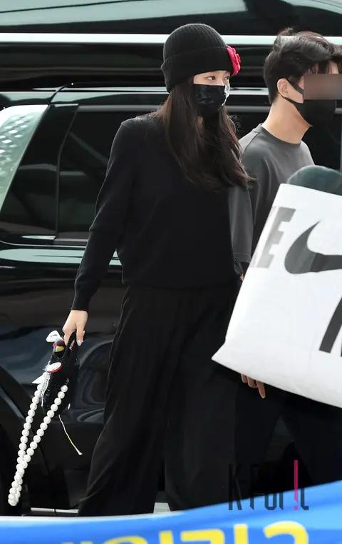 JENNIE (BLACKPINK) — Airport Departure