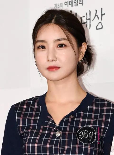 Yuna (Brave Girls) — EDaily Culture Awards