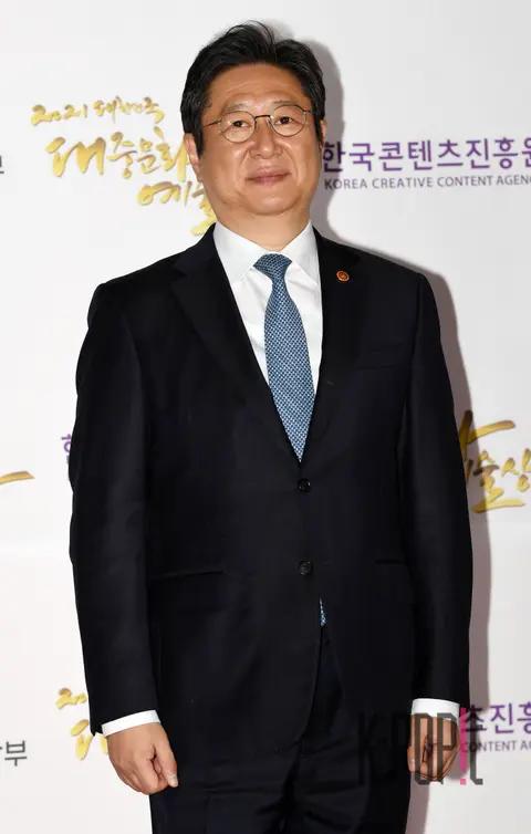 Hwang Hee (Minister of Culture, Sports and Tourism) — Popular Culture Awards Ceremony