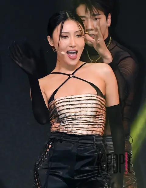 Hwasa — Showcase