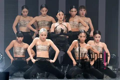 Hwasa — Showcase