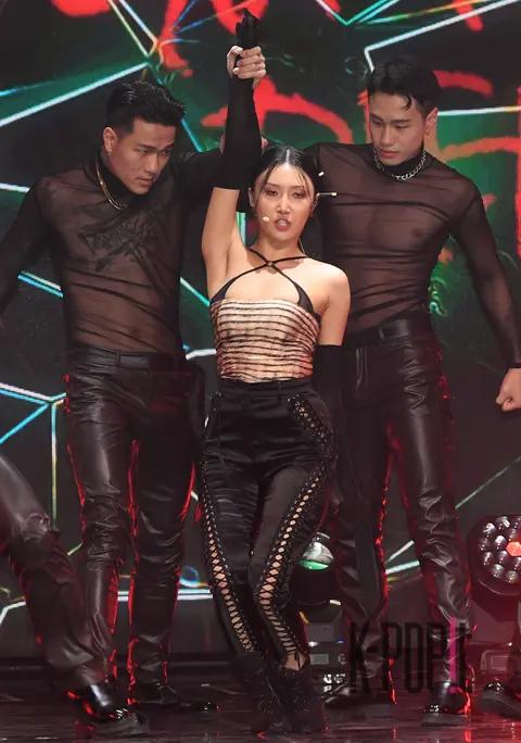 Hwasa — Showcase