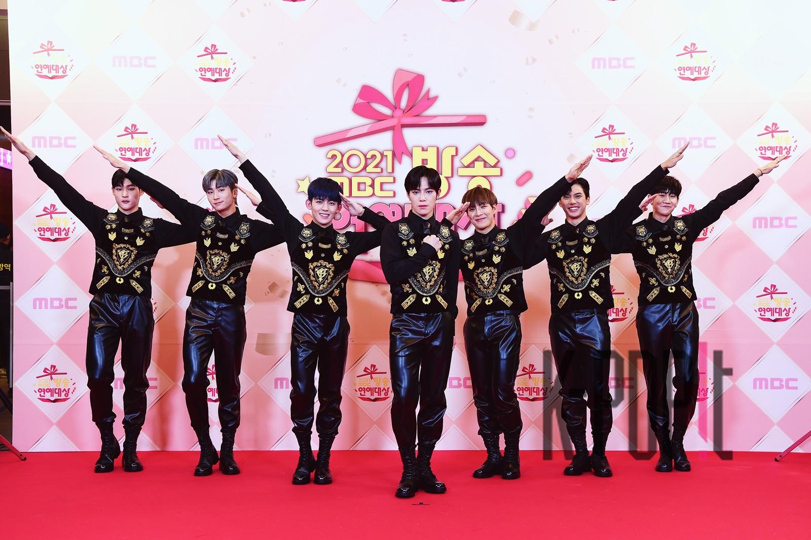 TAN Tan, Tae-hun, Ji-sung, Hyun-yup, Joo An, Sung-hyuk, Jae-jun, Chang-seon — MBC Entertainment Awards — 2021-12-29