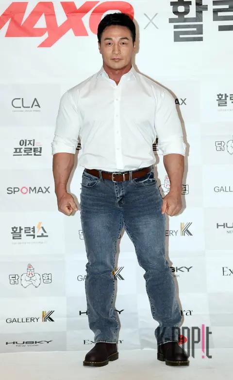 Choi Jae-deok — Max Q Photoshoot
