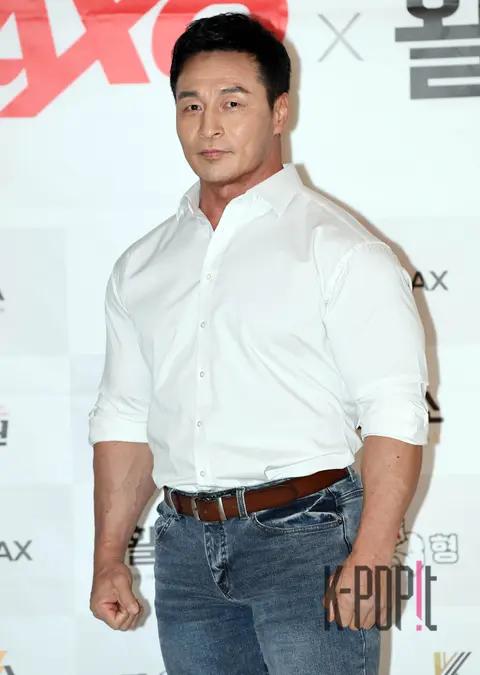 Choi Jae-deok — Max Q Photoshoot