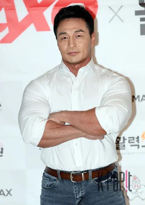 Choi Jae-deok — Max Q Photoshoot