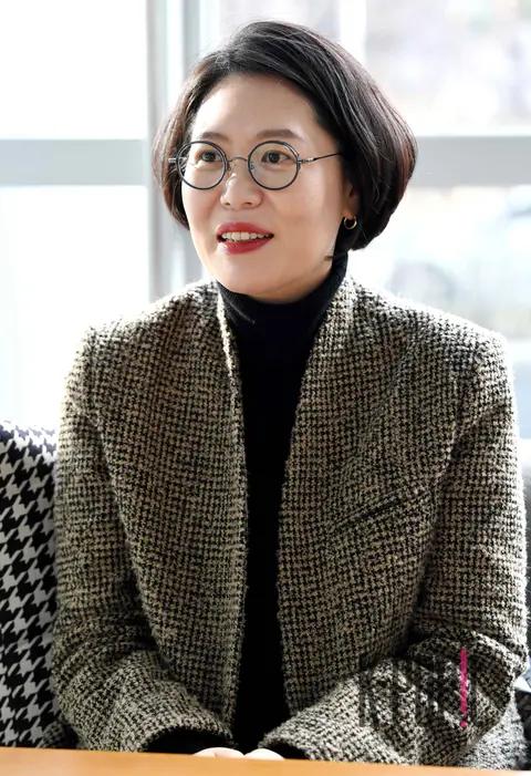 Hong Su-jeong — Interview