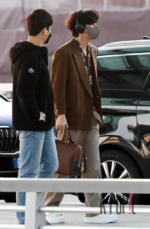 V (BTS) — Airport
