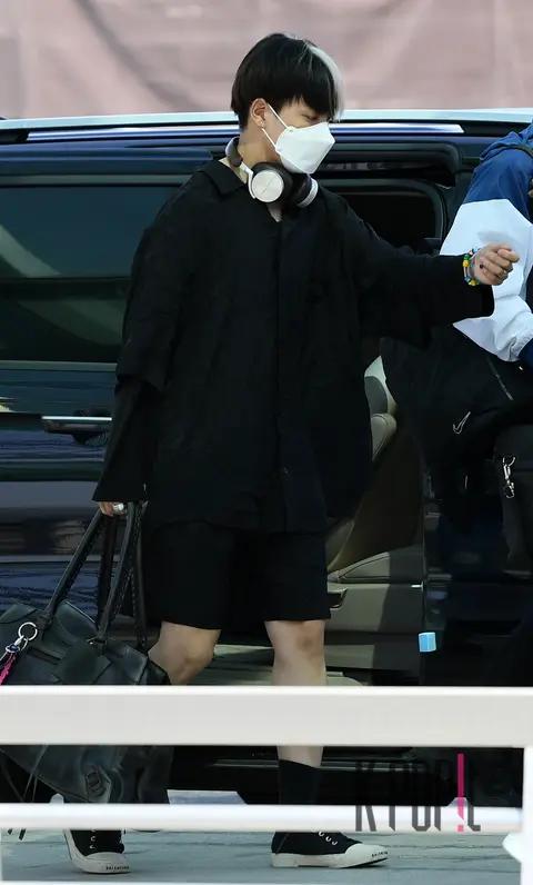 Hongjoong (ATEEZ) — Airport
