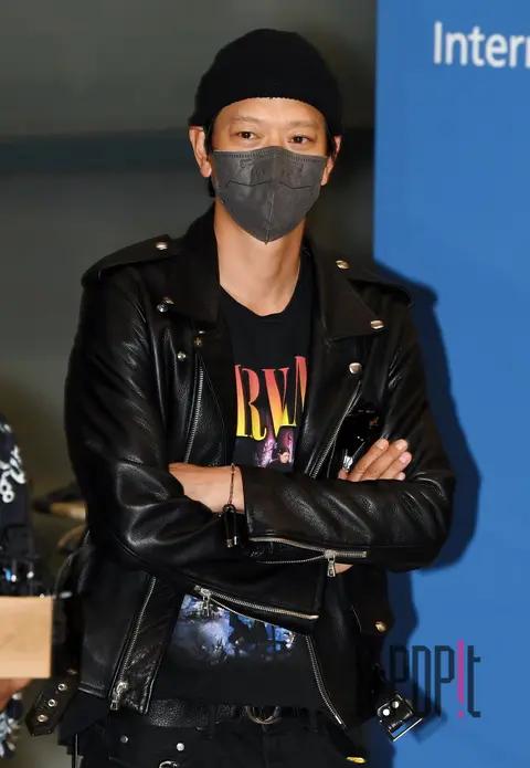 Kang Dong-won — Airport