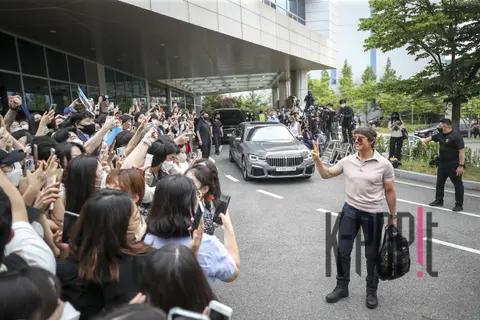 Tom Cruise — Airport Arrival