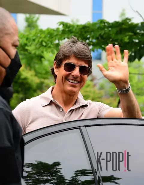 Tom Cruise — Airport Arrival