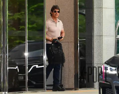Tom Cruise — Airport Arrival