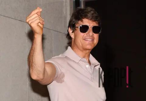 Tom Cruise — Airport Arrival