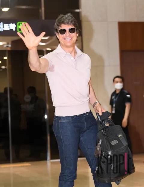 Tom Cruise — Airport Arrival