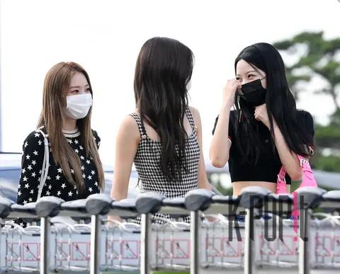 SAKURA (LE SSERAFIM), KAZUHA (LE SSERAFIM), Hong Eun-chae — Airport