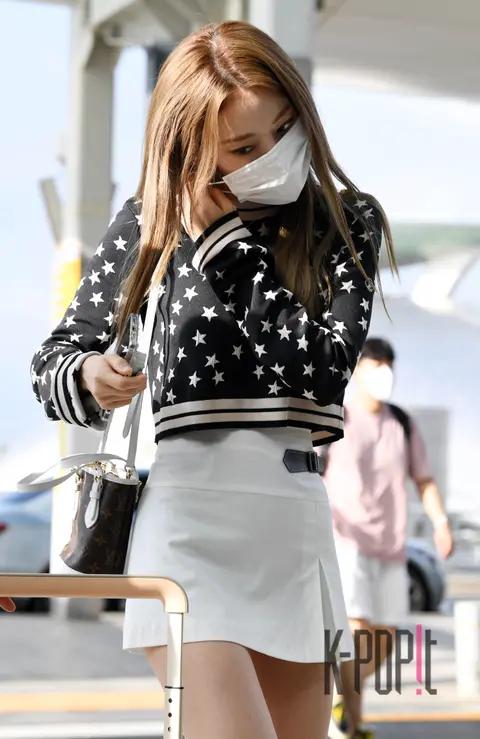 SAKURA (LE SSERAFIM) — Airport