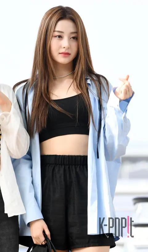 Huh Yunjin (LE SSERAFIM) — Airport
