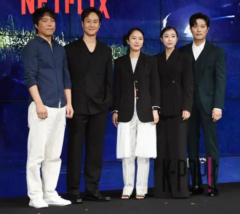 Director Kim Jin-woo, Jung Woo, Yun Jin-seo, Park Ji-yeon, Park Hwi-soon — Model Family Production Briefing