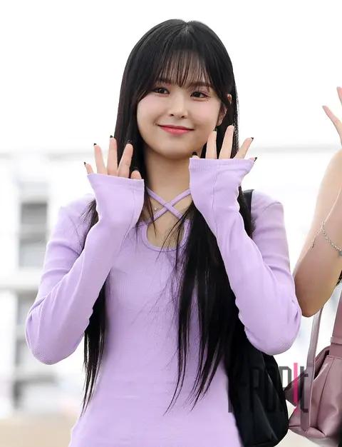 Yiru (EVERGLOW) — Airport