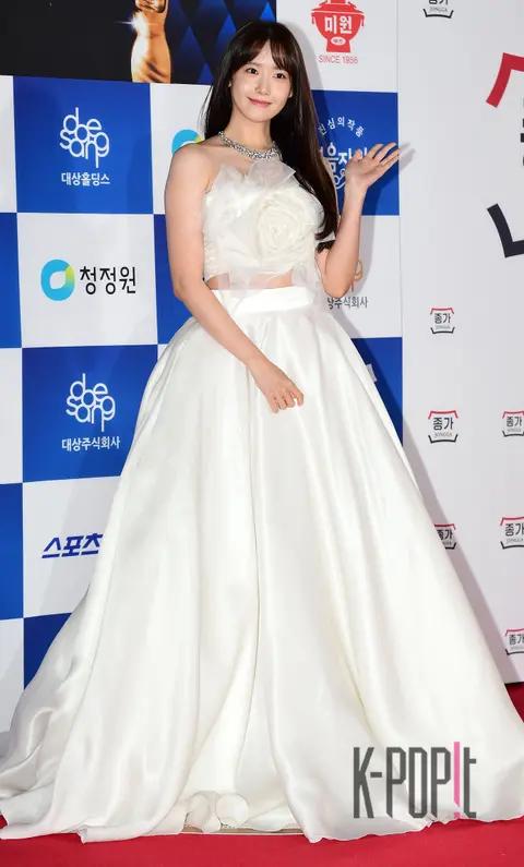 YoonA (Girls' Generation) — Blue Dragon Film Awards