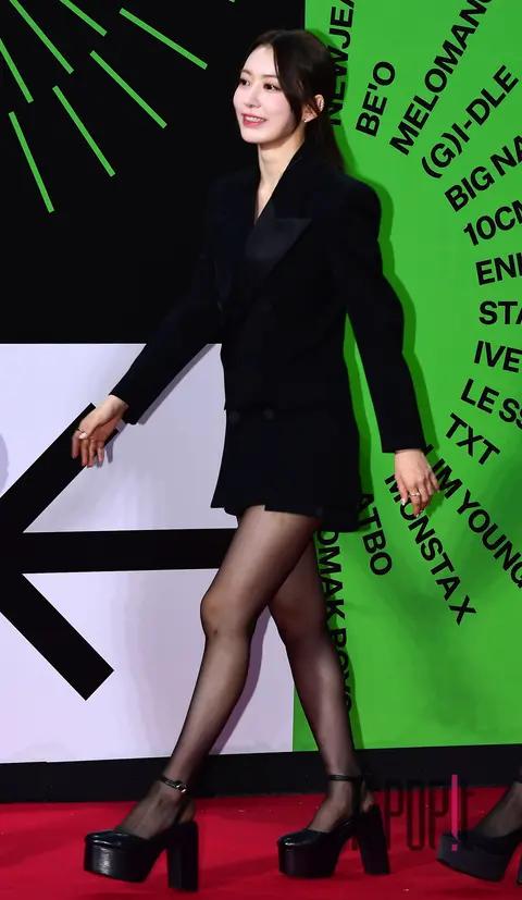 SAKURA (LE SSERAFIM) — Melon Red Carpet