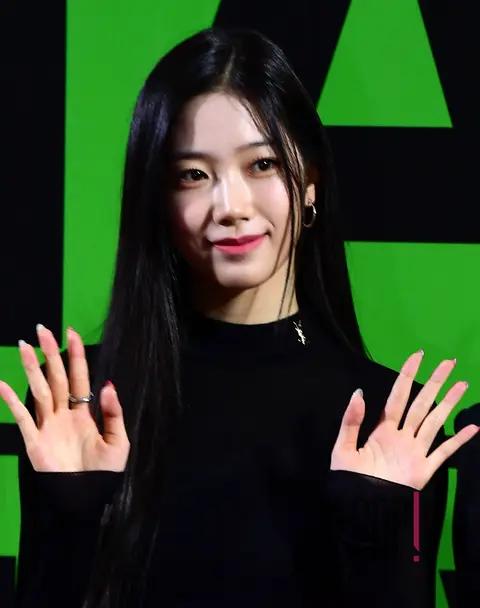 KAZUHA (LE SSERAFIM) — Melon Red Carpet