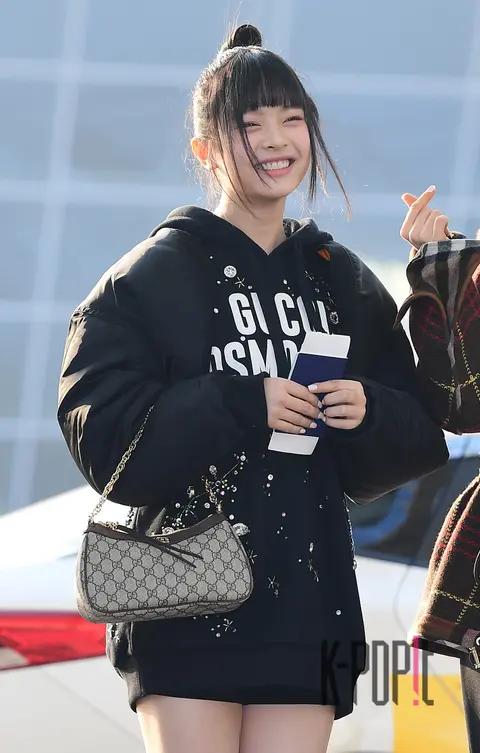 Hanni (NewJeans) — Airport