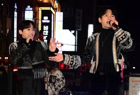 Ji Ha-yong, Kim Tae-hyung — Cruffin Busking