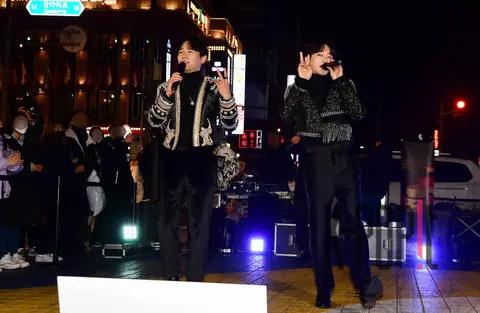 Ji Ha-yong, Kim Tae-hyung — Cruffin Busking