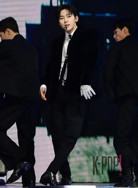 Hwang Min-hyun — Showcase