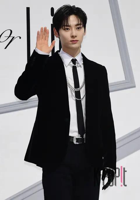 Hwang Min-hyun — Showcase