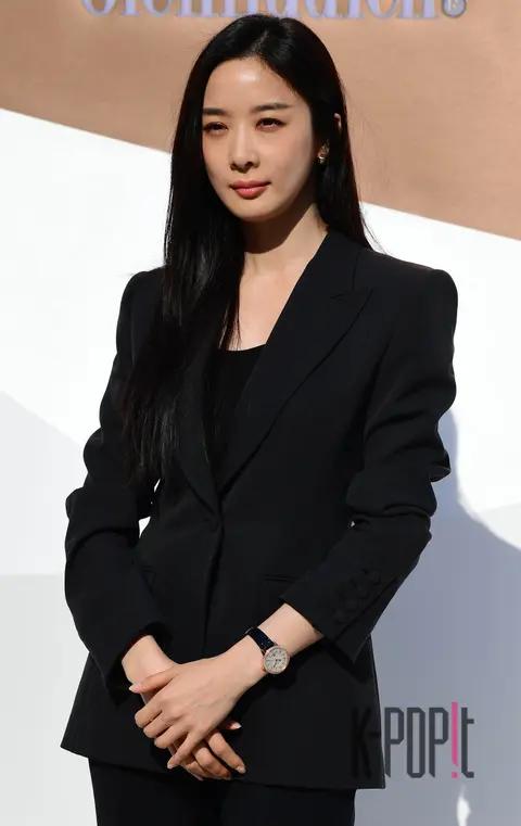 Lee Chung-ah — Launch