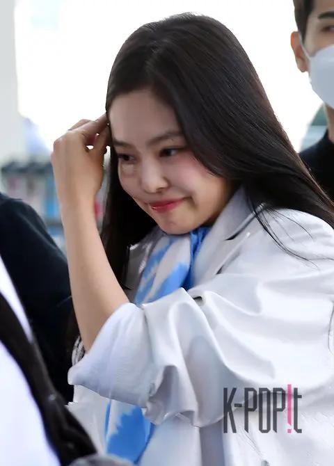 JENNIE (BLACKPINK) — Airport
