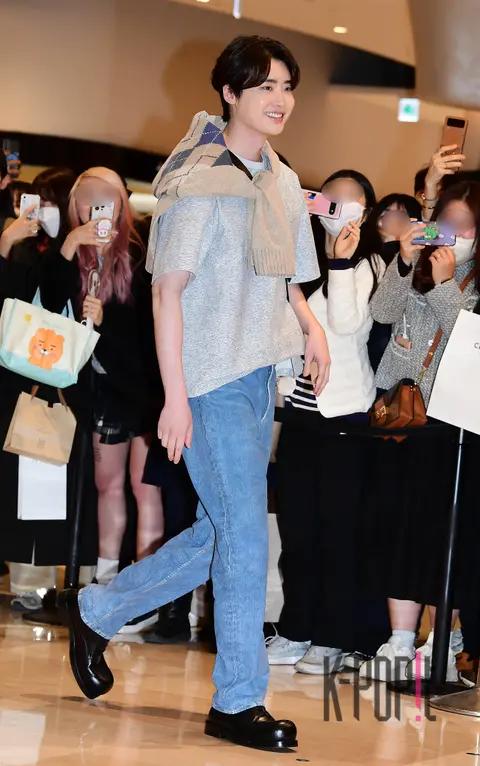 Lee Jong-suk — Launch