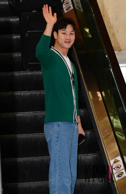Lee Si-gang — Airport