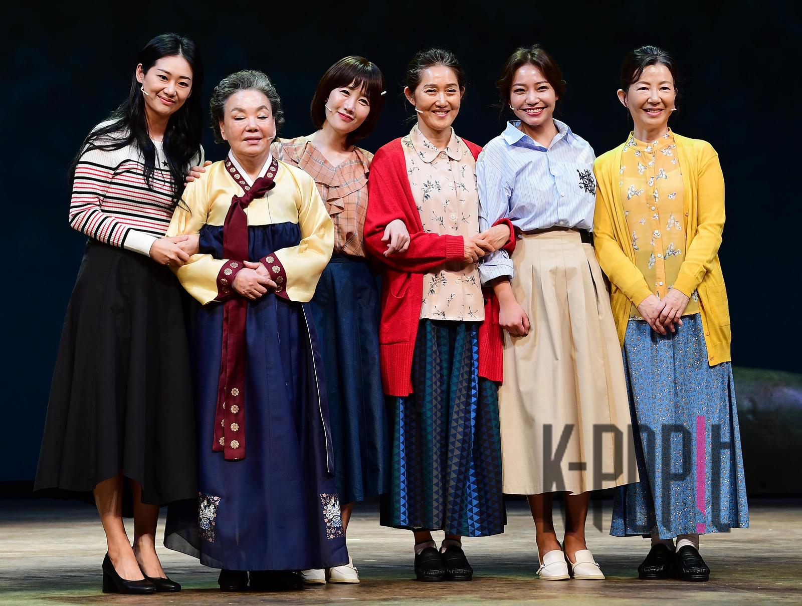 Shin Seo-ok, Hyun Juni, Kim Go-eun, Jung Kyung-soon, Kim Soo-mi, Kim Seo-ra — Chiljeong Eomma Press Call — 2023-04-04