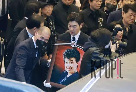 Joint Photography Pool — Hyun Mi Funeral