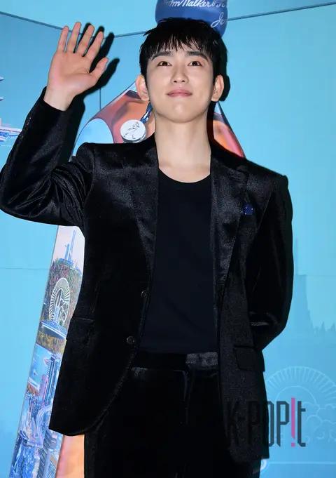 Jinyoung (GOT7) — Launch