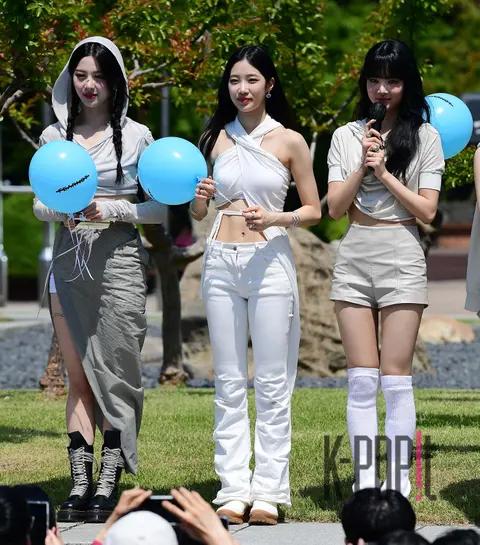 Huh Yunjin (LE SSERAFIM), KAZUHA (LE SSERAFIM), Hong Eun-chae — Mini Fan Meeting