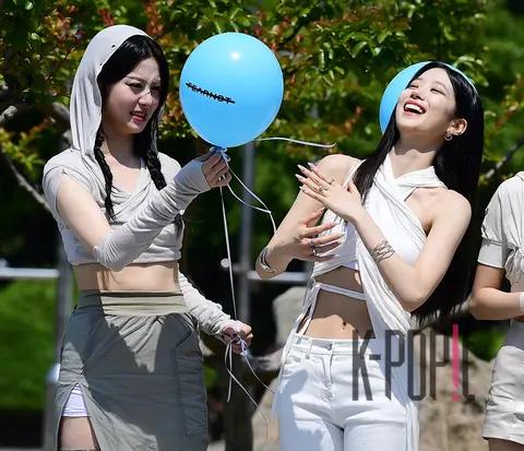 Huh Yunjin (LE SSERAFIM), KAZUHA (LE SSERAFIM) — Mini Fan Meeting