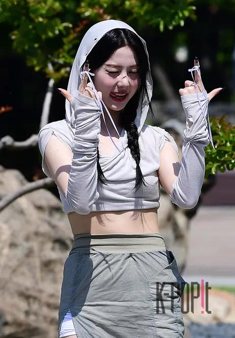 Huh Yunjin (LE SSERAFIM) — Mini Fan Meeting