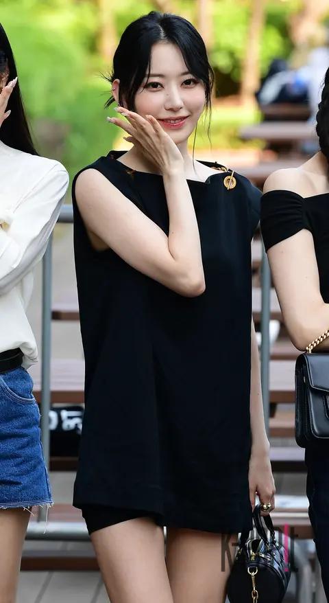 SAKURA (LE SSERAFIM) — Music Bank Arrival