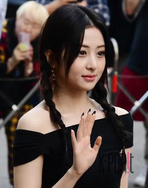 Huh Yunjin (LE SSERAFIM) — Music Bank Arrival